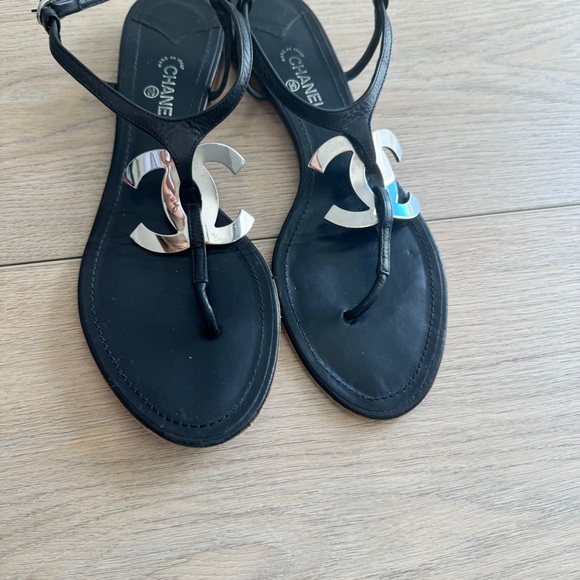 Chanel Oversized CC Logo Black Leather Thong Sandals Size 41 / US 11 - Picture 2 of 9